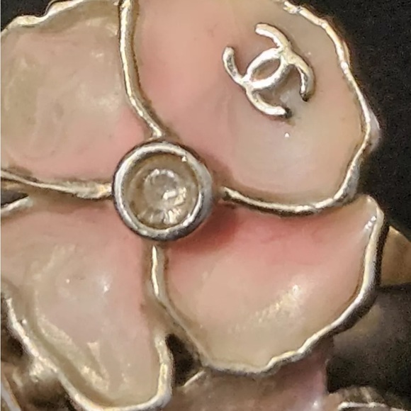 RARE blush Chanel Vintage 3 Camellia Enamel & Rhinestone CC Logo Ring! SZ 6.75 - Picture 2 of 7